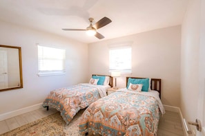 2 bedrooms, desk, iron/ironing board, free WiFi - TOP RATED! Buddha's Bungalow, near Flagler & Beach (New Smyrna Beach)