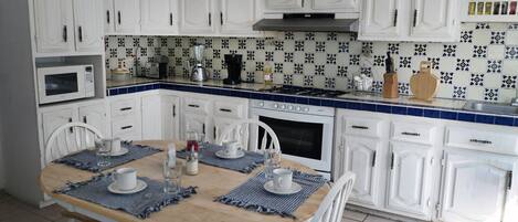 Réfrigérateur, four à micro-ondes, un four, surface de cuisson