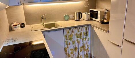 Fridge, microwave, stovetop, dishwasher