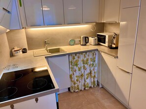 Kühlschrank, Mikrowelle, Herdplatte, Geschirrspüler