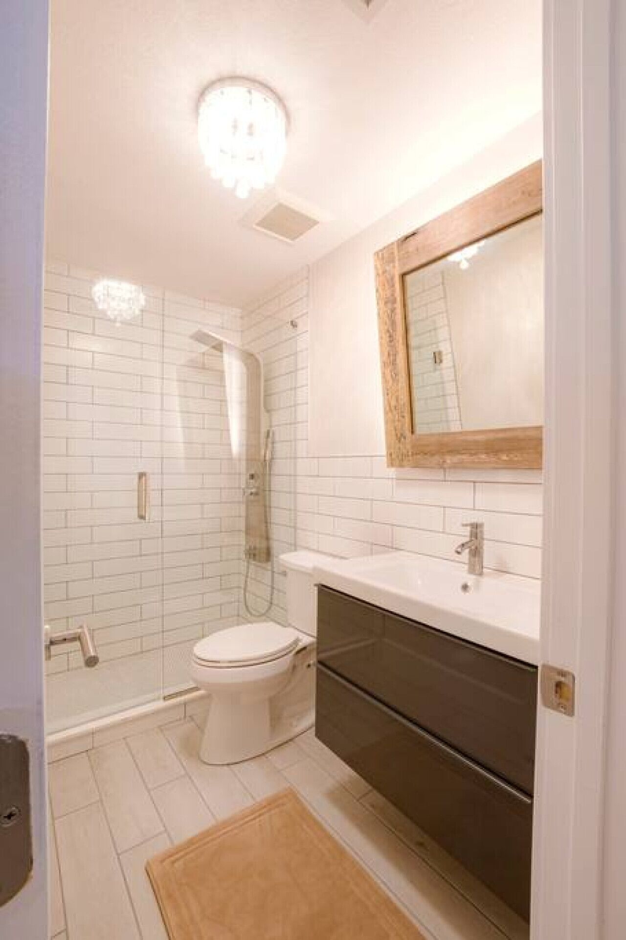 Une salle de bain équipée de toilettes, d’une douche et d’un meuble-lavabo.