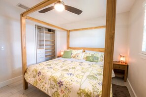 2 bedrooms, desk, iron/ironing board, free WiFi - TOP RATED! Namaste Here steps to Flagler & Beach (New Smyrna Beach)