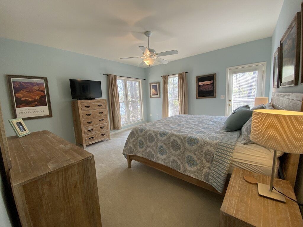 Two Primary Bedrooms w ensuite! Water front, dog-friendly, fire pit, boat slip