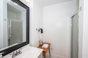 Chuveiro/banheira combinados, secador de cabelo, toalhas de banho