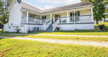 Sleeps 10, 6 minutes The Ark, 3 bedrooms, 2 baths, In Town