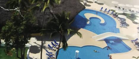 Een buitenzwembad, een verwarmd zwembad