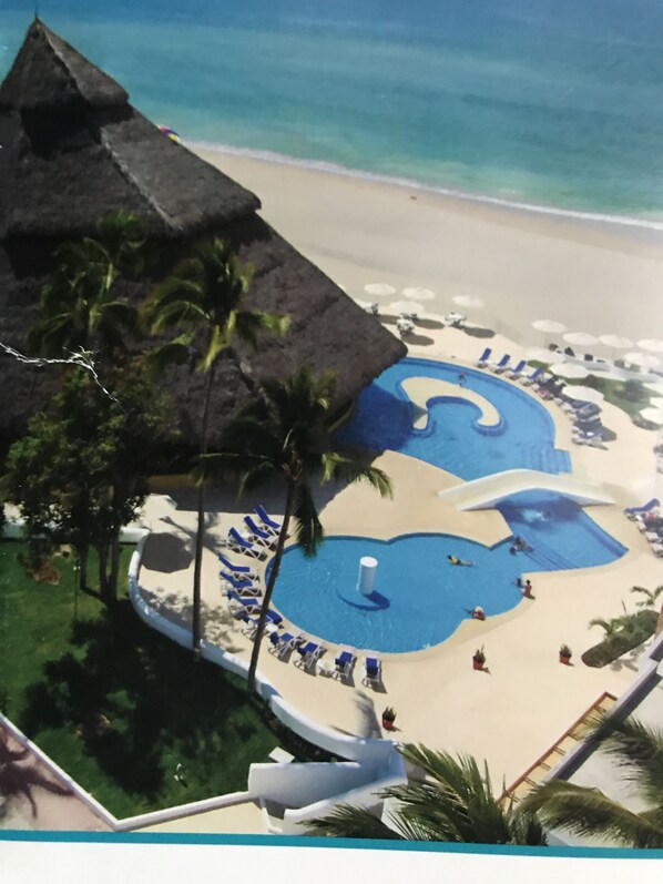 Alberca al aire libre y alberca climatizada