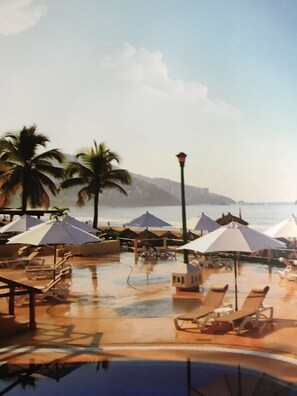 Alberca al aire libre y alberca climatizada