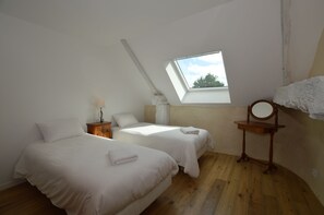 7 bedrooms, iron/ironing board, WiFi, bed sheets