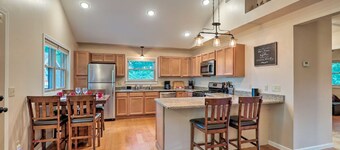 Luxury lakefront apartment and private pool! Pool open Memorial Day - Labor Day.