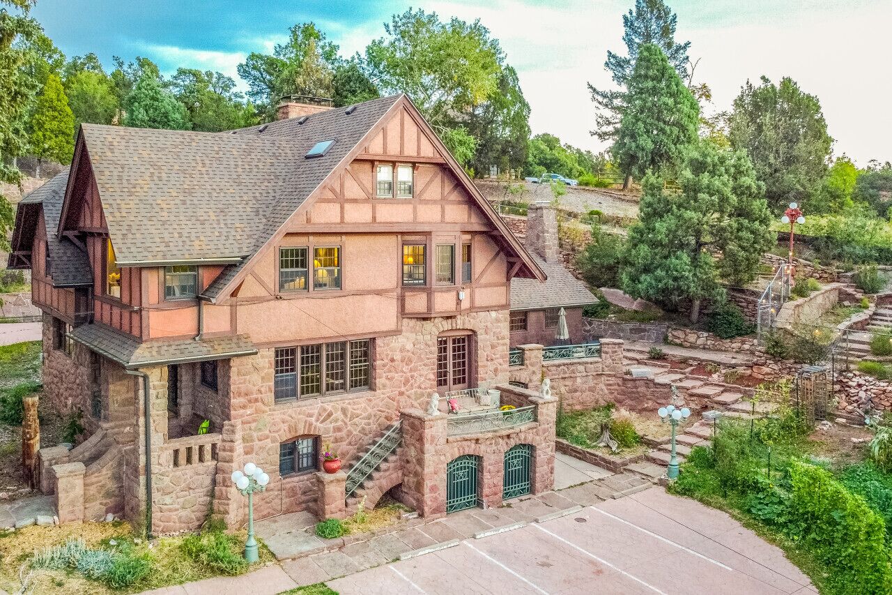 Onaledge Historic Lodge-- Retreat in Manitou Springs