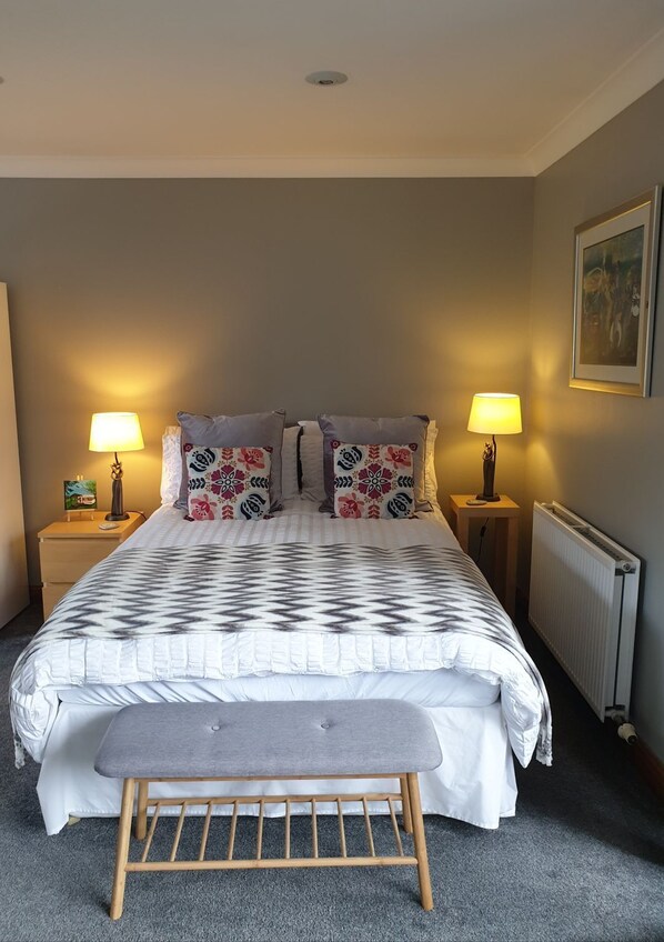 1 غرفة نوم ومكواة/لوح كي وواي فاي مجانًا وملاءات أسرّة