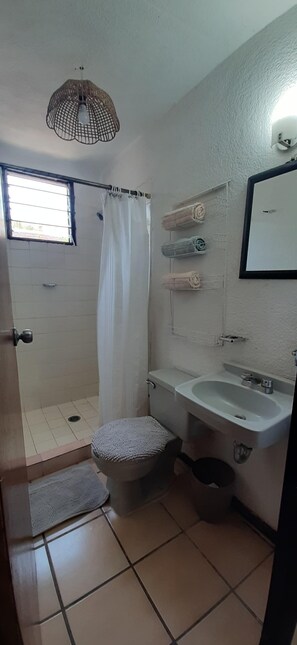 Douche, serviettes fournies, savon, papier toilette