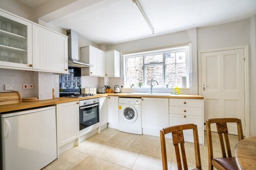 6 Monkbar Court - sleeps 2 guests  in 1 bedroom