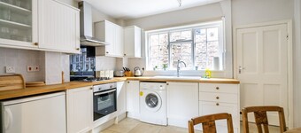 6 Monkbar Court - sleeps 2 guests  in 1 bedroom