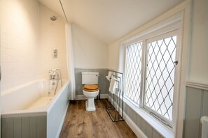Ensemble douche/baignoire, sèche-cheveux, serviettes fournies
