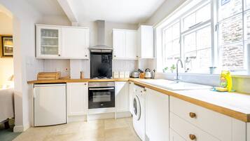 Réfrigérateur, four, plaque de cuisson, grille-pain