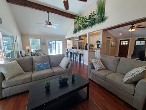 Smart TV, books - Lake Lovers Getaway, Lake Front Home with 3 Master Suites, Docks and Boat Launch (Waterloo)