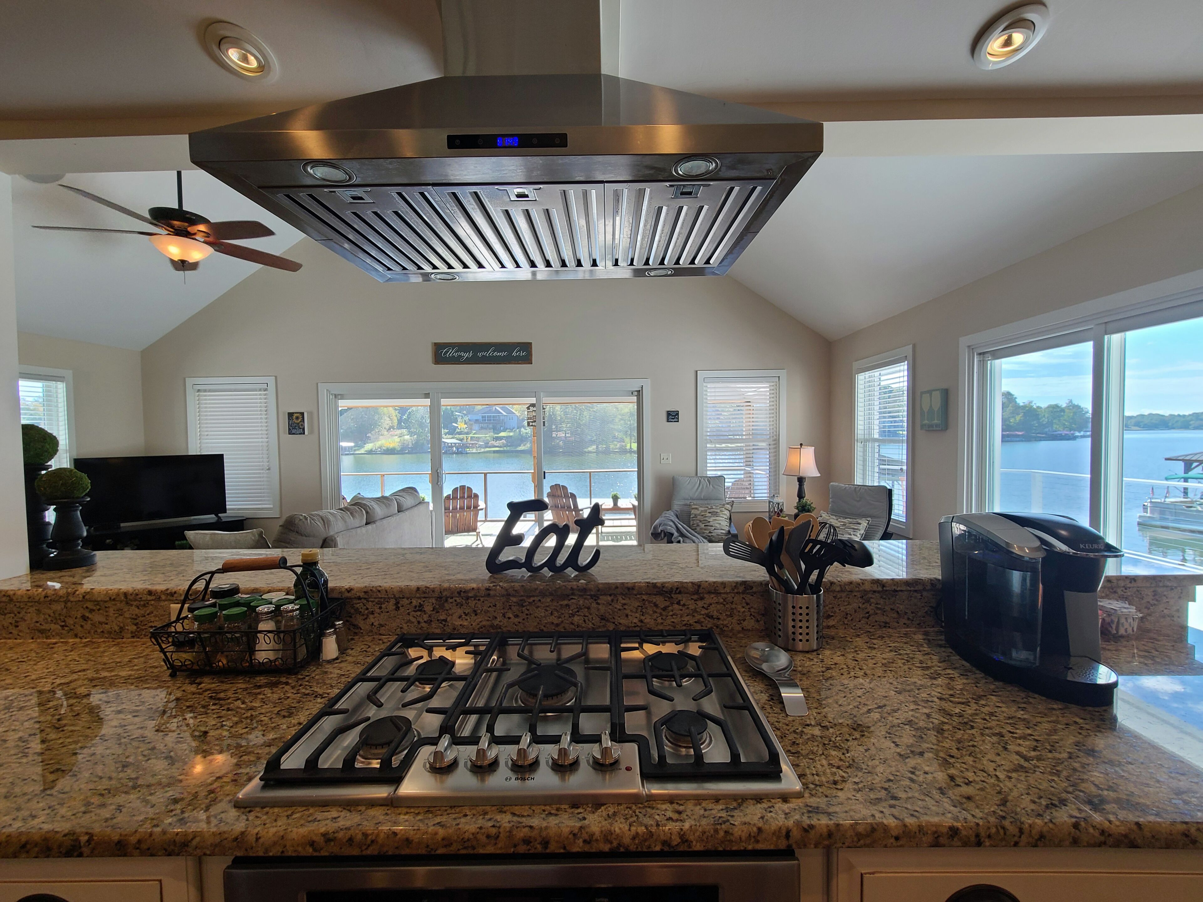 Lake Lovers Getaway, Lake Front Home with 3 Master Suites, Docks and Boat Launch