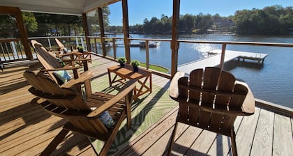 Lake Lovers Getaway, Lake Front Home with 3 Master Suites, Docks and Boat Launch