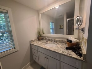 Shower, hair dryer, towels, toilet paper - Lake Lovers Getaway, Lake Front Home with 3 Master Suites, Docks and Boat Launch (Waterloo)