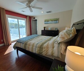 4 bedrooms, iron/ironing board, free WiFi, bed sheets - Lake Lovers Getaway, Lake Front Home with 3 Master Suites, Docks and Boat Launch (Waterloo)