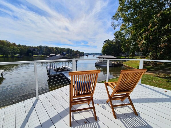 Terrace/patio - Lake Lovers Getaway, Lake Front Home with 3 Master Suites, Docks and Boat Launch (Waterloo)