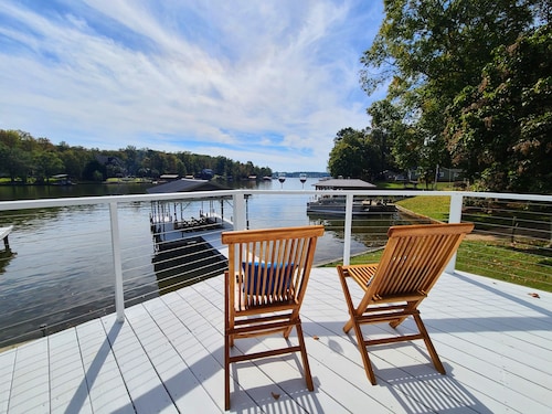Lake Lovers Getaway, Lake Front Home with 3 Master Suites, Dock and Boat Launch