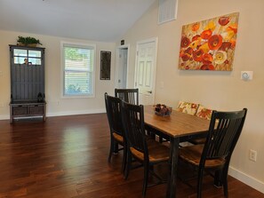 Dining - Lake Lovers Getaway, Lake Front Home with 3 Master Suites, Docks and Boat Launch (Waterloo)