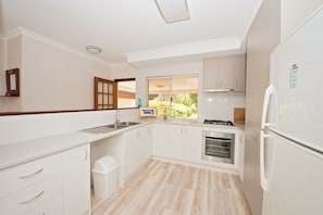 Fridge, microwave, oven, stovetop - Close to beach and town in a quiet location. (Busselton)