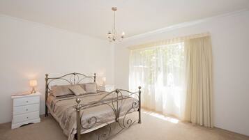 4 chambres, fer et planche à repasser, Wi-Fi gratuit, draps fournis