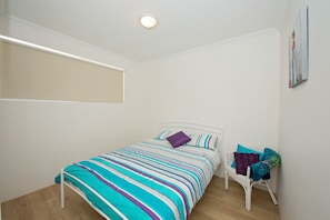 4 bedrooms, iron/ironing board, free WiFi, bed sheets - Close to beach and town in a quiet location. (Busselton)