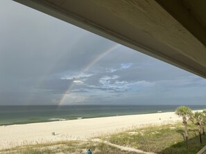 På stranden och solstolar