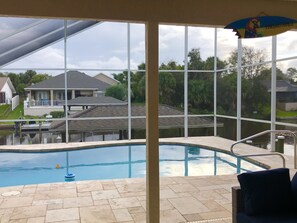 Utomhuspool och uppvärmd pool