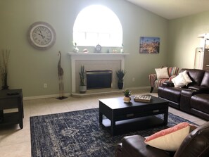 Smart-tv, eldstad, dvd-spelare och ett bordtennisbord