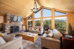 Smart-TV, Kamin, Arbeitsbereiche