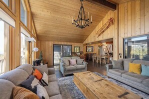 Smart-TV, Kamin, Arbeitsbereiche