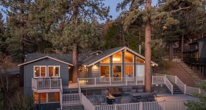 Whistling Woods. Excellent location with unbeatable views and a Spacious Deck with Hot Tub.