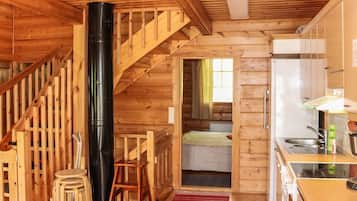 Een koelkast, een magnetron, een vaatwasser, een broodrooster