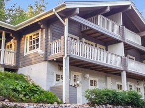 Un immeuble à plusieurs étages doté d’un balcon au deuxième étage.