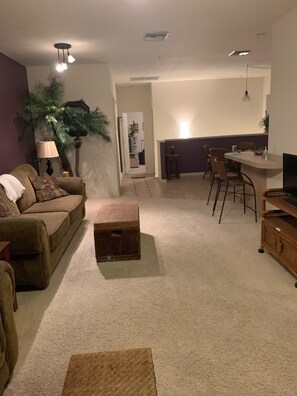 TV - Near lots of restaurants ,shopping and on superstition springs golf couse (Mesa)