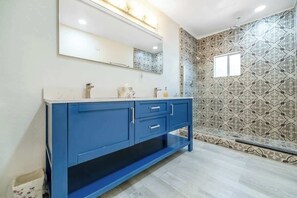 Dutxa, assecador de cabells, tovalloles i xampú 
