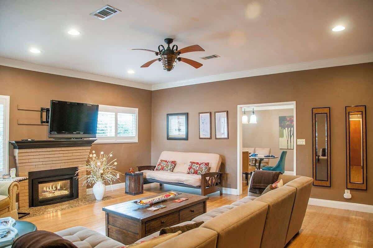 Télévision, cheminée, baby-foot, espaces bureaux