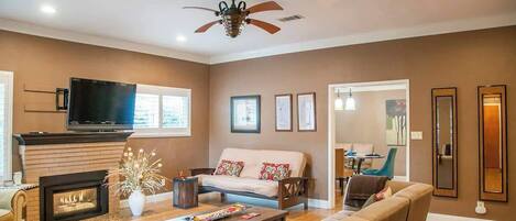 Téléviseur, foyer, bureau