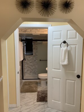 Shower, hair dryer, towels, soap - Sunshine Villa One (Jacksonville)