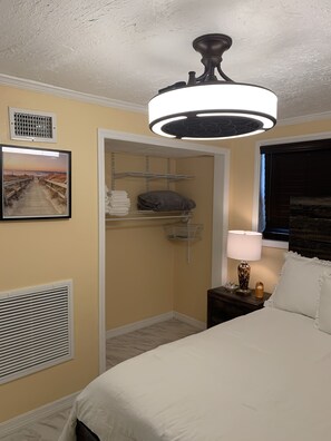 2 slaapkamers, een bureau, een strijkplank/strijkijzer, gratis wifi