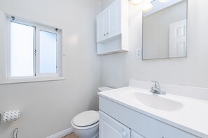 Tina con regadera, secadora de cabello, toallas, shampoo 