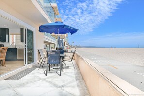 Ein Strandhotel mit Außenbereich, Pool und Blick auf den Strand.