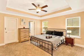 3 bedrooms, desk, WiFi, bed sheets