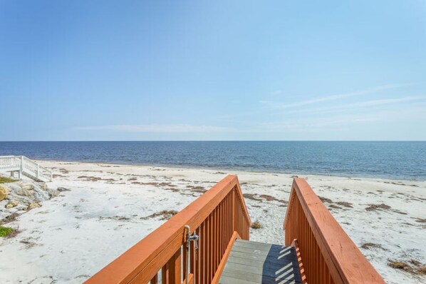 On the beach, sun-loungers, beach towels - AWESOME VIEW... On Private Gulf of Mexico Beach... Majestic Views ๐ข๐ด๐ (Alligator Point)